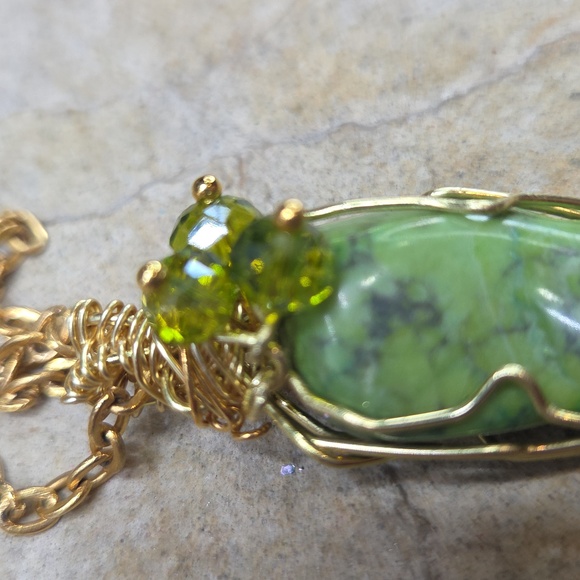 Green Turquoise Wirewrapped Pendant Necklace - Picture 4 of 8